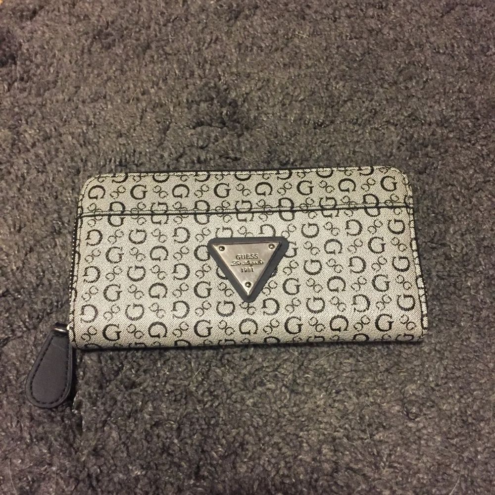 Guess wallet NWOT